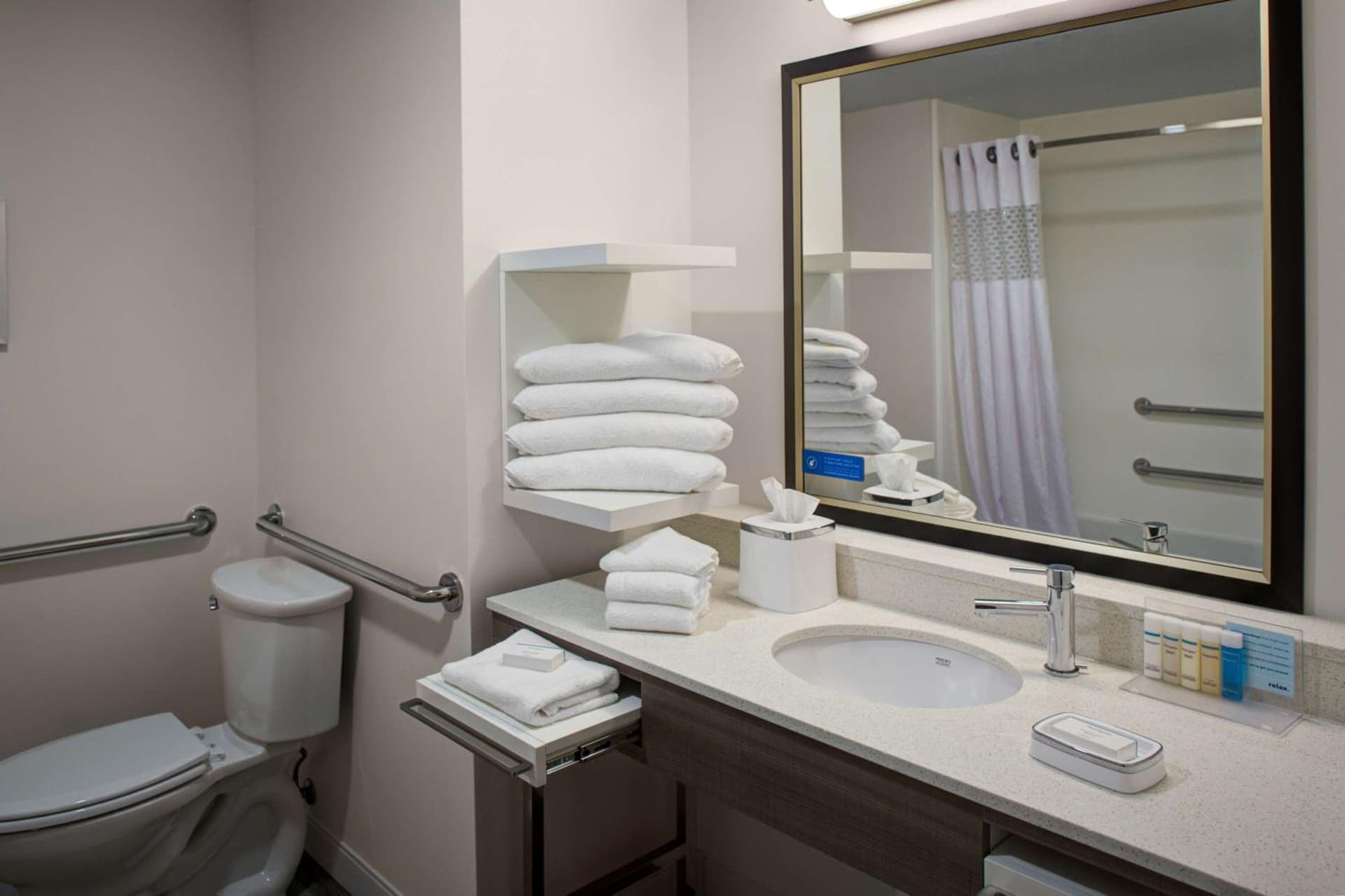Hampton Inn & Suites Syracuse North Airport Area gallery photo in North Syracuse, NY — image 5