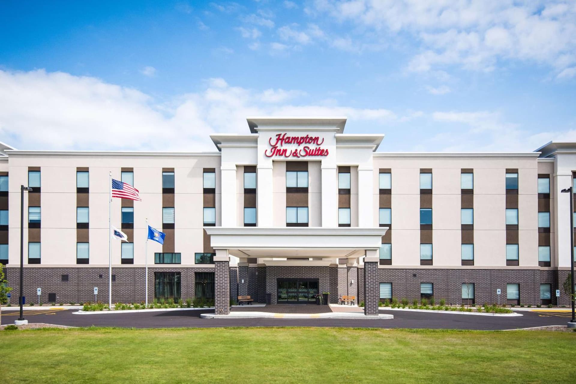 Hampton Inn and Suites at Wisconsin Dells Lake Delton featured exterior or lobby in Wisconsin Dells, WI — similar hotel