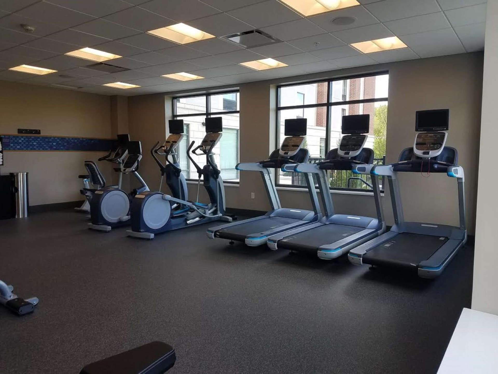 Hampton Inn & Suites Newburgh Stewart Airport, NY gallery photo in Newburgh, NY — image 4