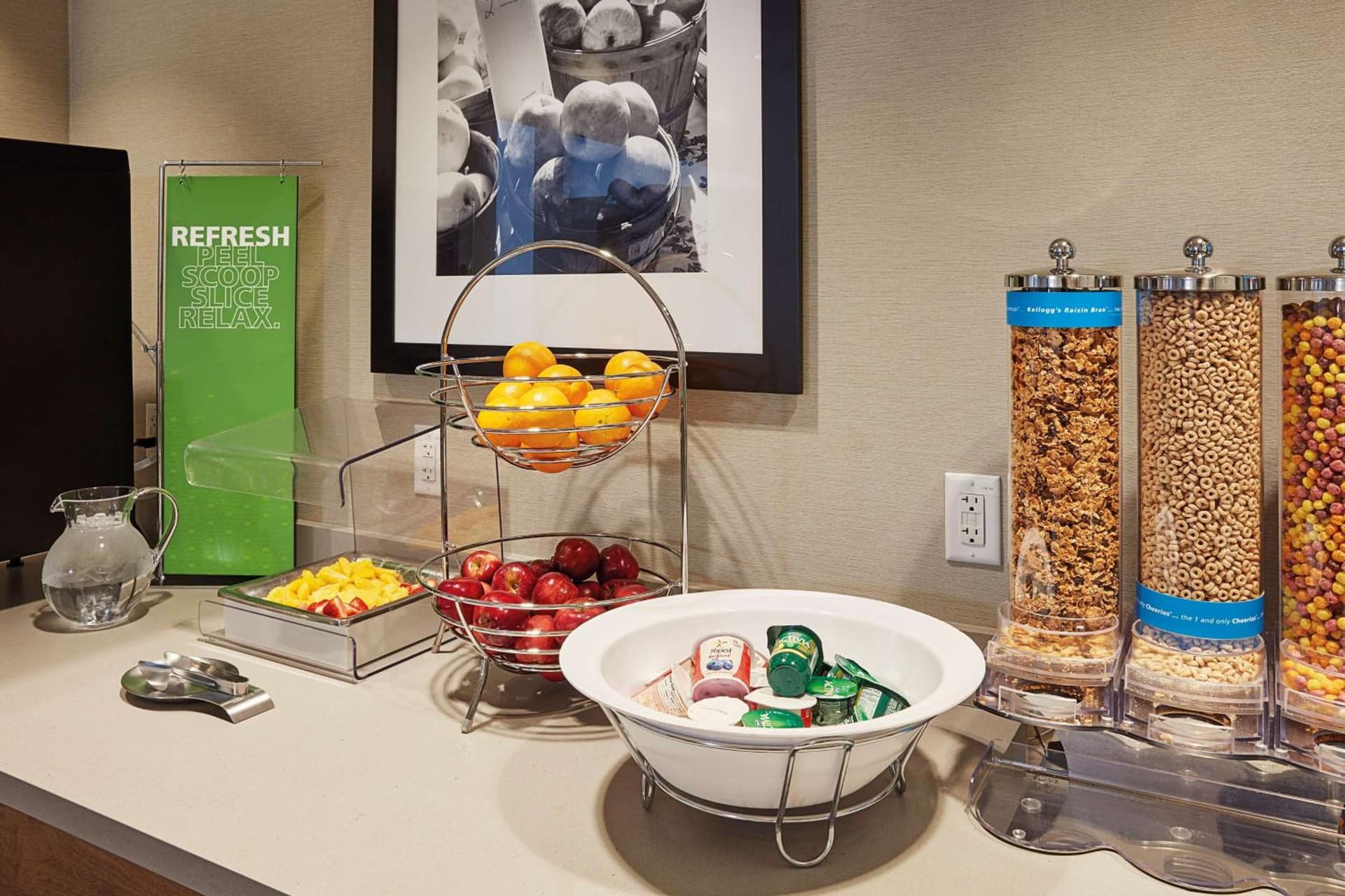 Hampton Inn & Suites Sacramento at CSUS interior in Sacramento, CA — gallery photo 2