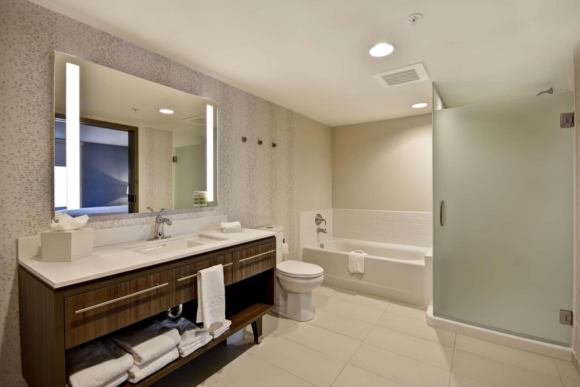 Home2 Suites by Hilton Kansas City KU Medical Center interior in Kansas City, MO — gallery photo 2