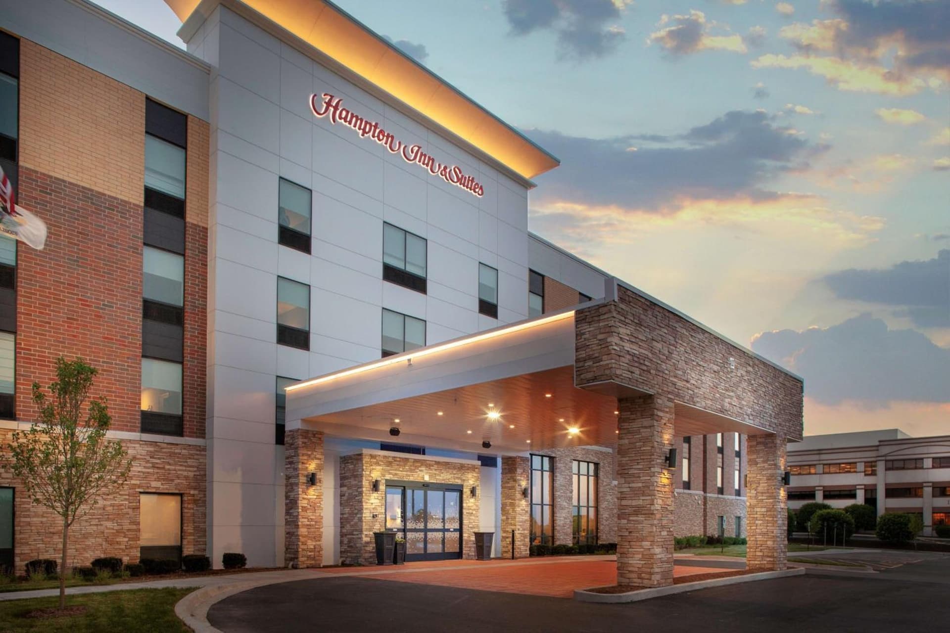 Hampton Inn & Suites Chicago-Burr Ridge interior in Burr Ridge, IL — gallery photo 2