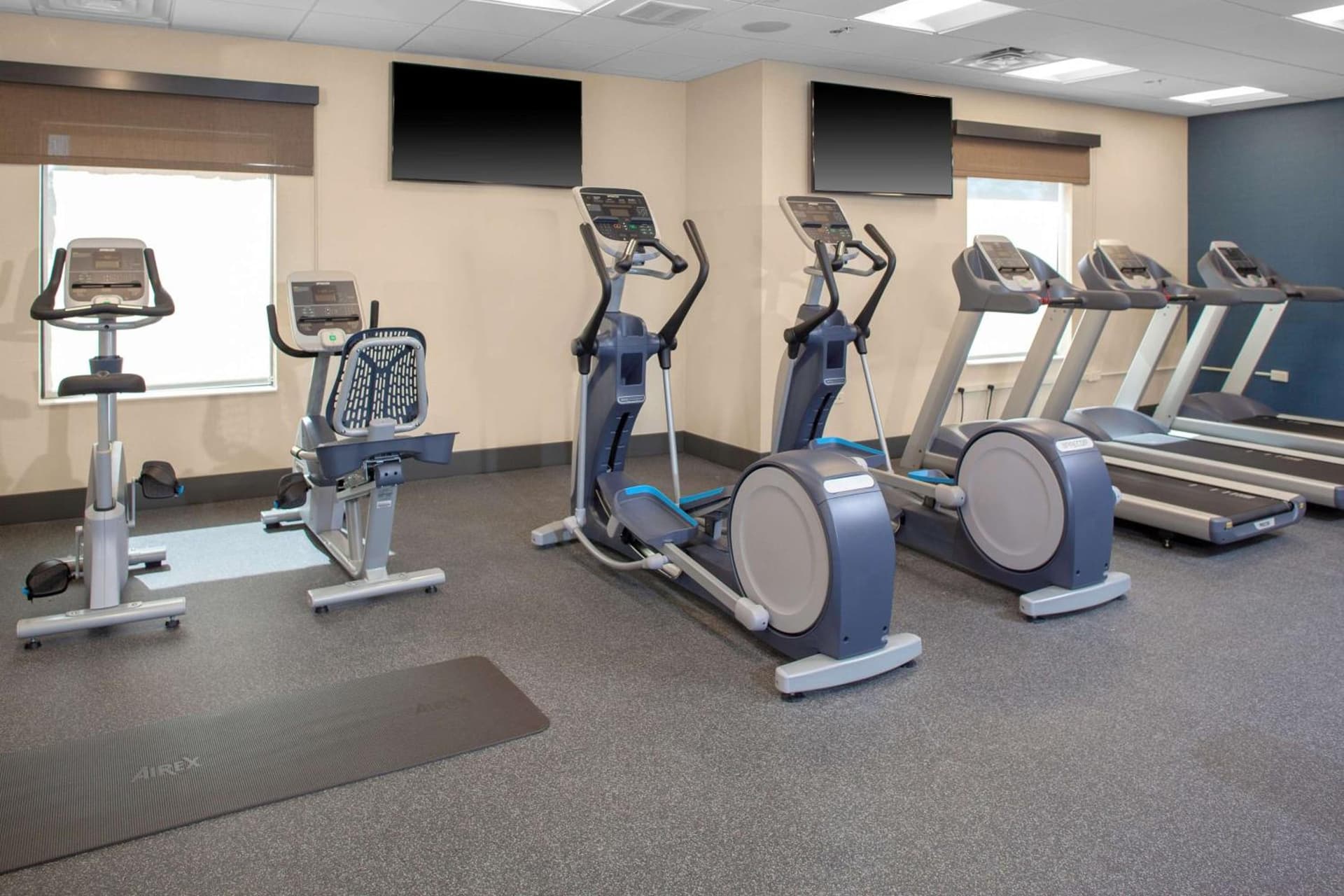 Hampton Inn & Suites Chicago-Burr Ridge interior in Burr Ridge, IL — gallery photo 2