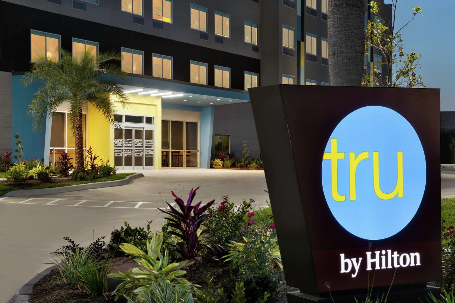 Tru by Hilton Webster Houston NASA interior in Webster, TX — gallery photo 2