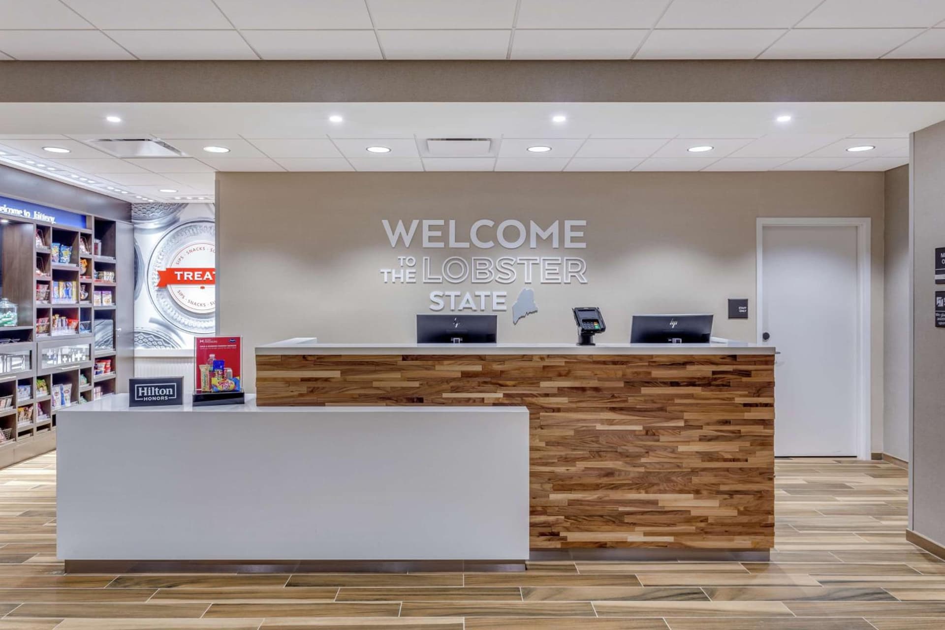 Hampton Inn & Suites Kittery-Portsmouth interior in Kittery — gallery photo 2