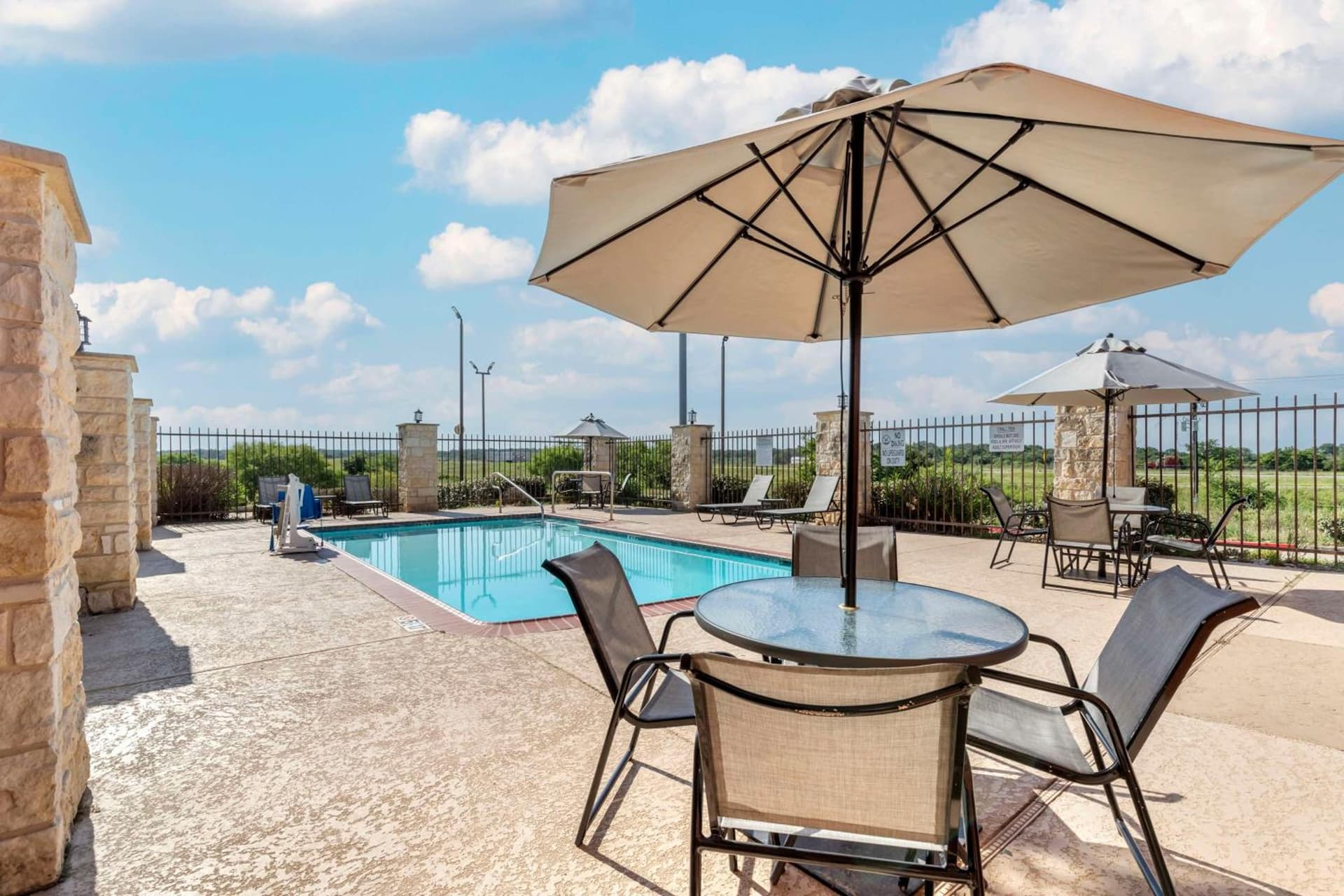 Best Western Plus Longhorn Inn & Suites property views in Luling, TX — gallery photo 3