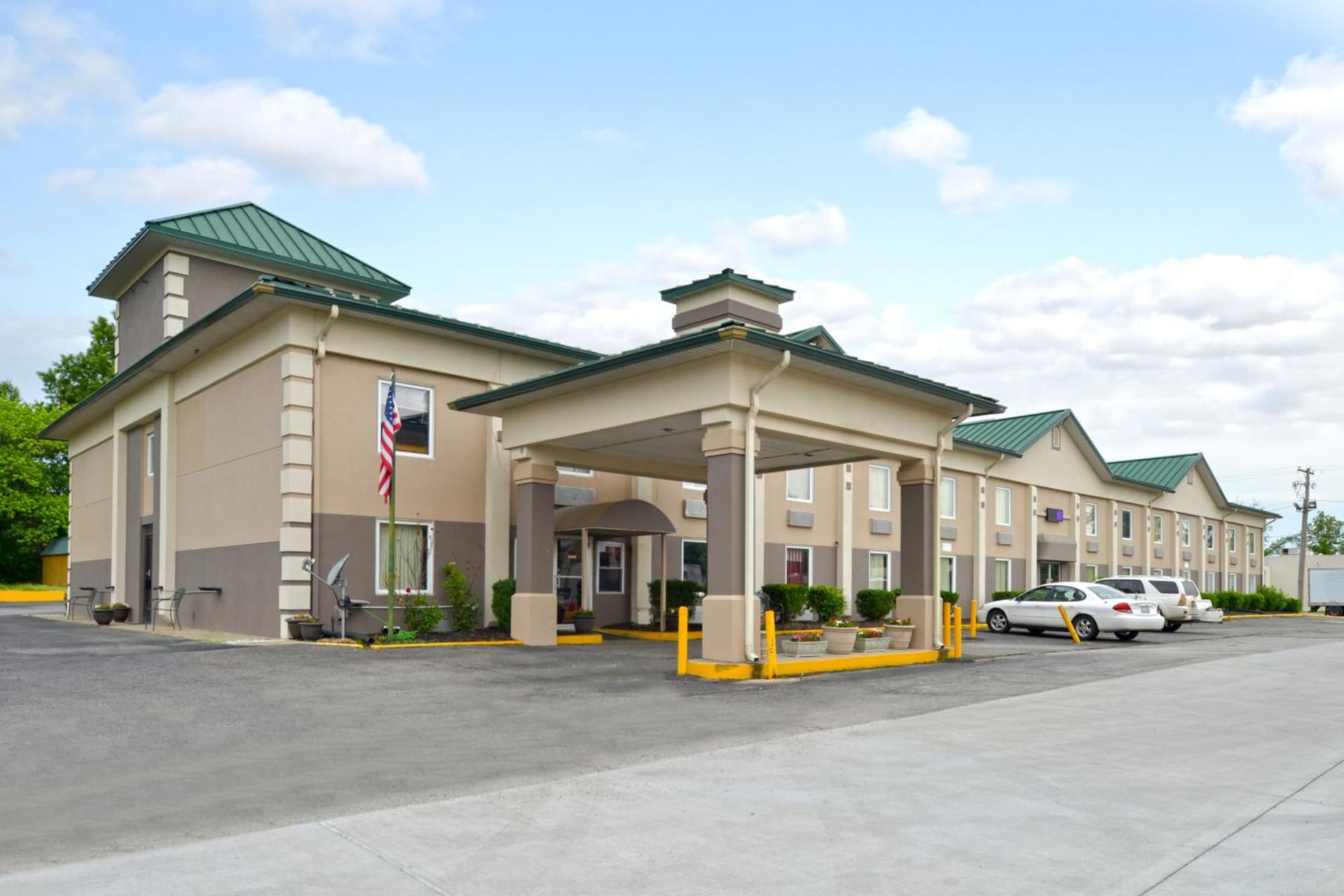 Country Garden & Suites featured exterior or lobby in Benton, IL — similar hotel