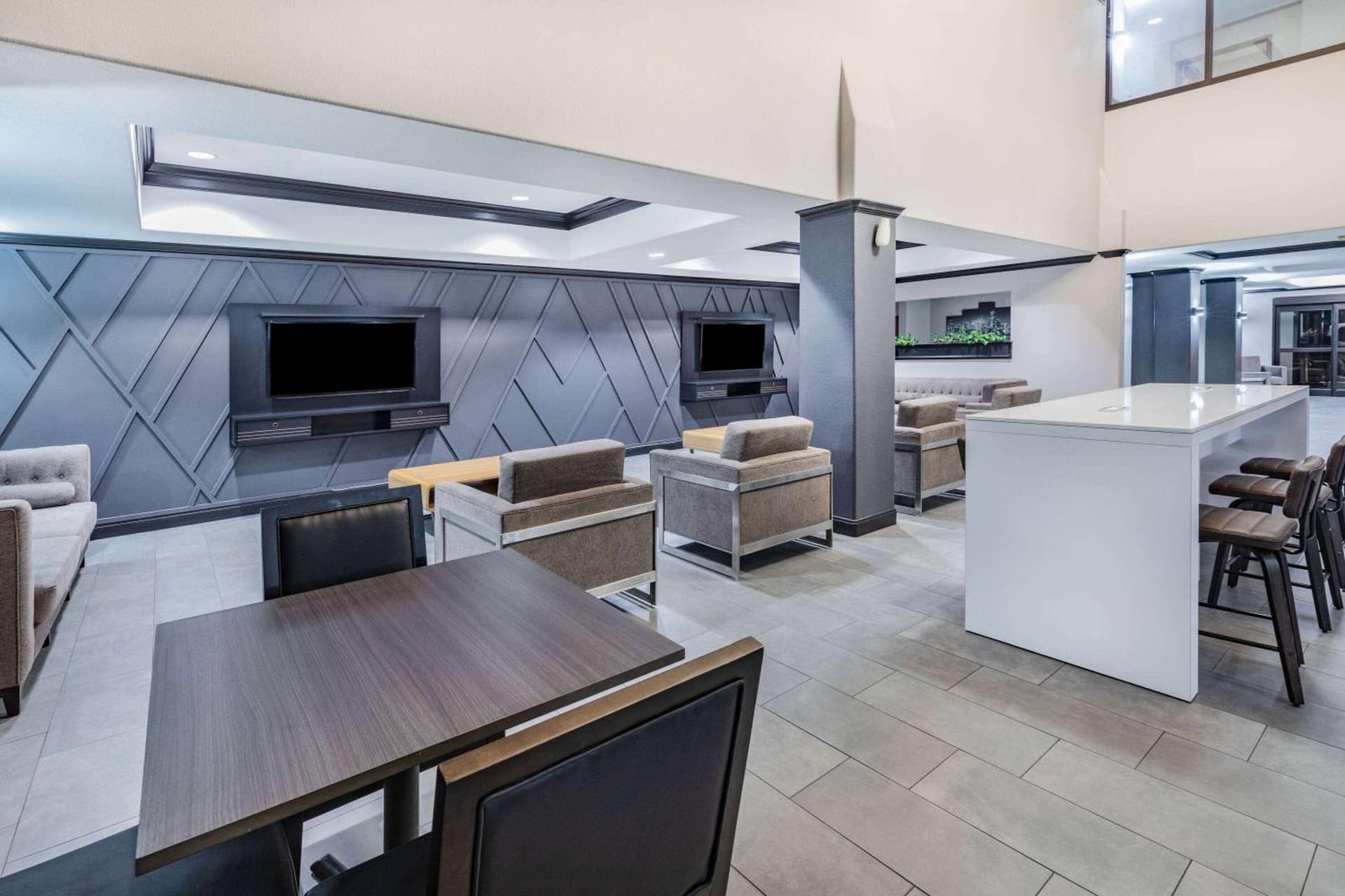 Wingate by Wyndham Houston Bush Intercontinental Airport property views in Houston, TX — gallery photo 3