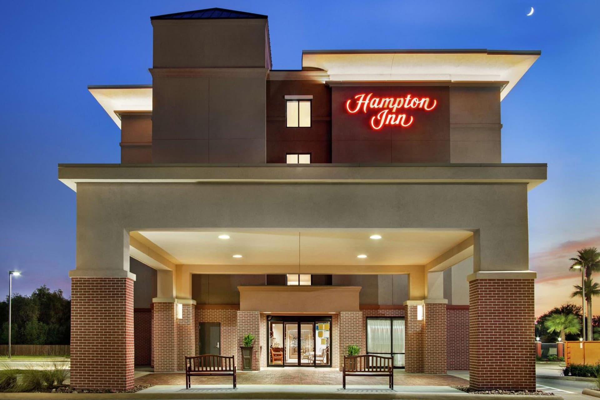 Hampton Inn Houston Hobby Airport interior in Houston, TX — gallery photo 2