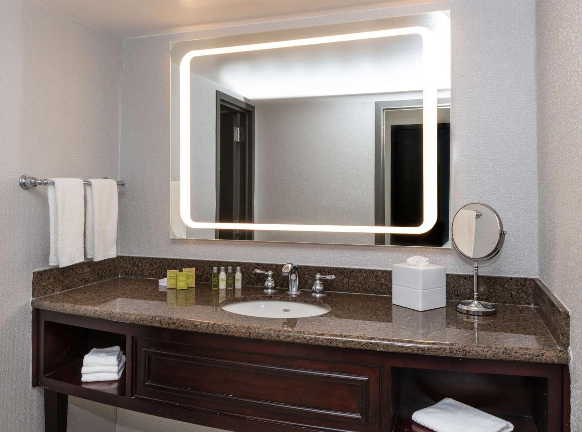 DoubleTree by Hilton Newark Penn Station gallery photo in Newark, NJ — image 9