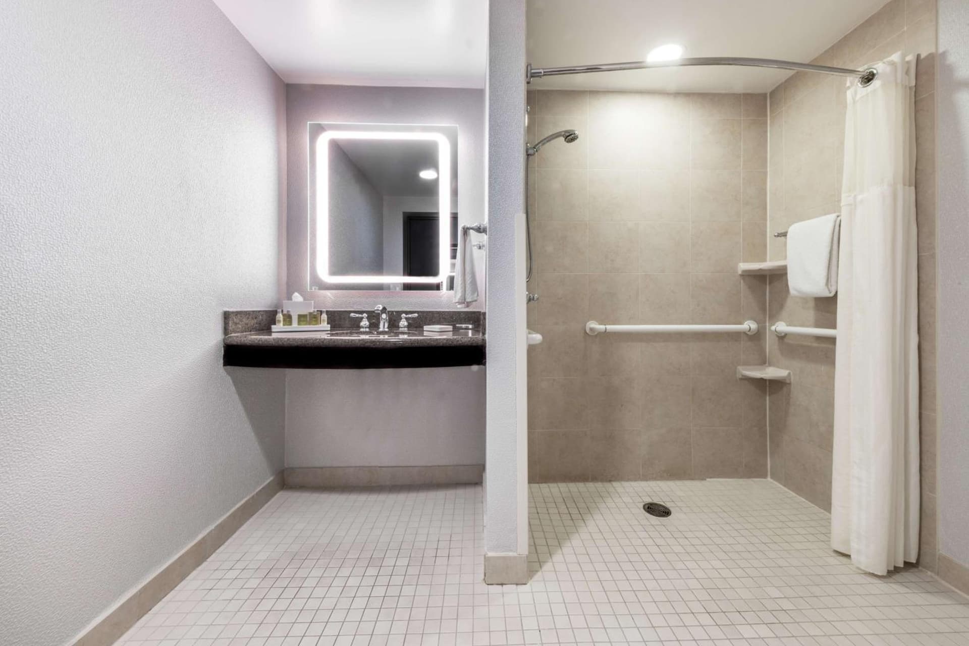 DoubleTree by Hilton Newark Penn Station gallery photo in Newark, NJ — image 27