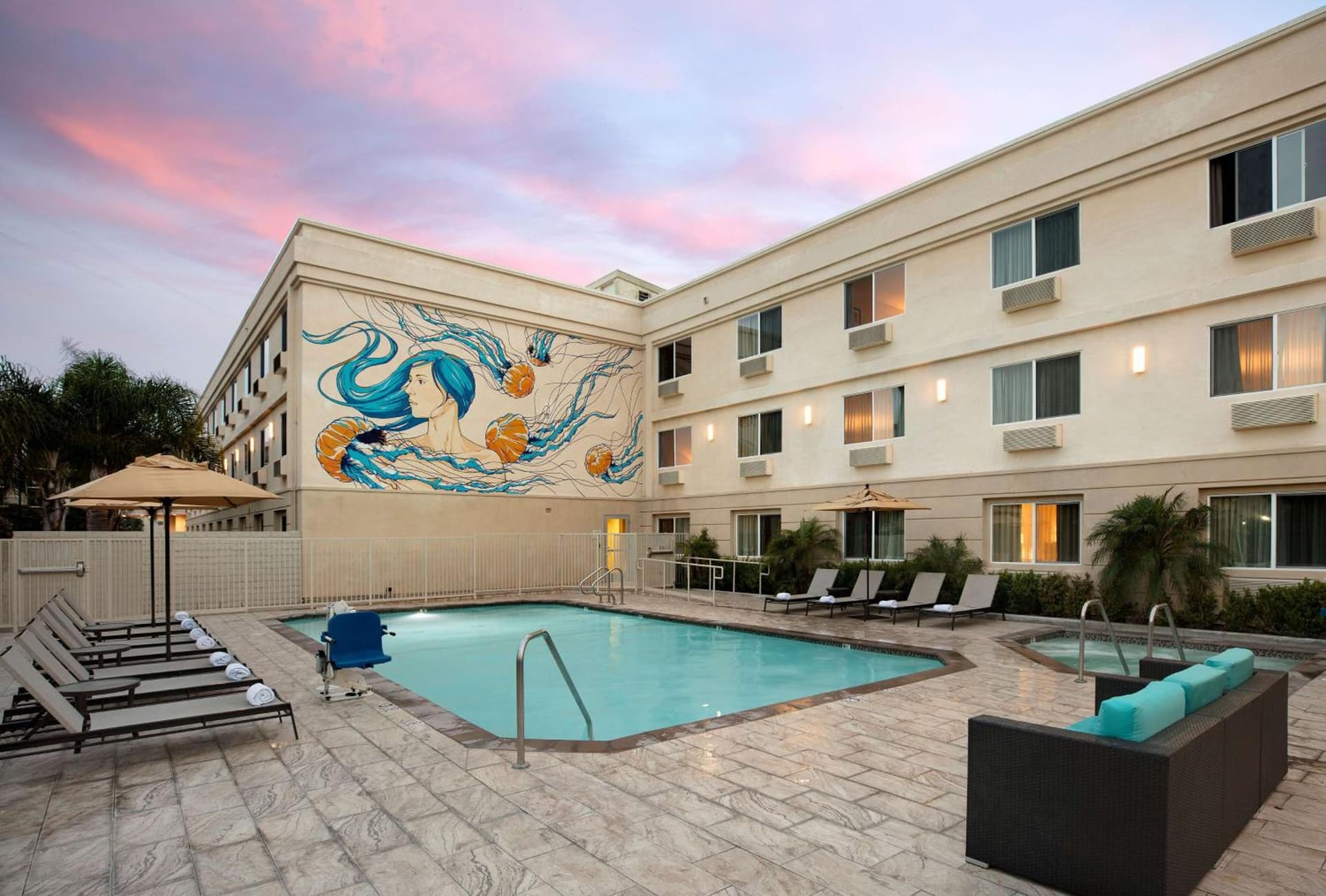 Redondo Beach Hotel, Tapestry Collection by Hilton interior in Redondo Beach, CA — gallery photo 2