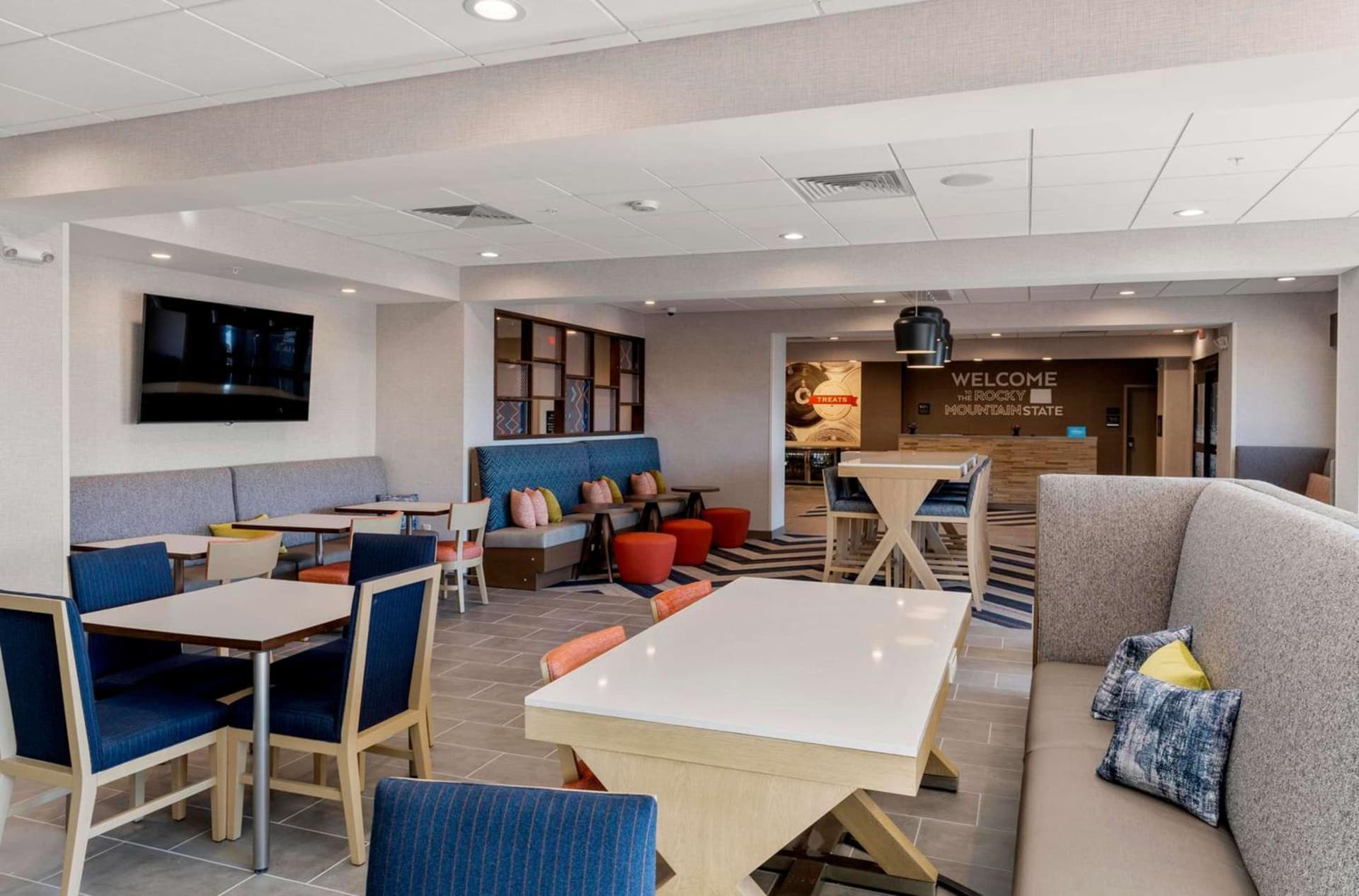 Hampton Inn Colorado Springs Northeast interior in Colorado Springs, CO — gallery photo 2