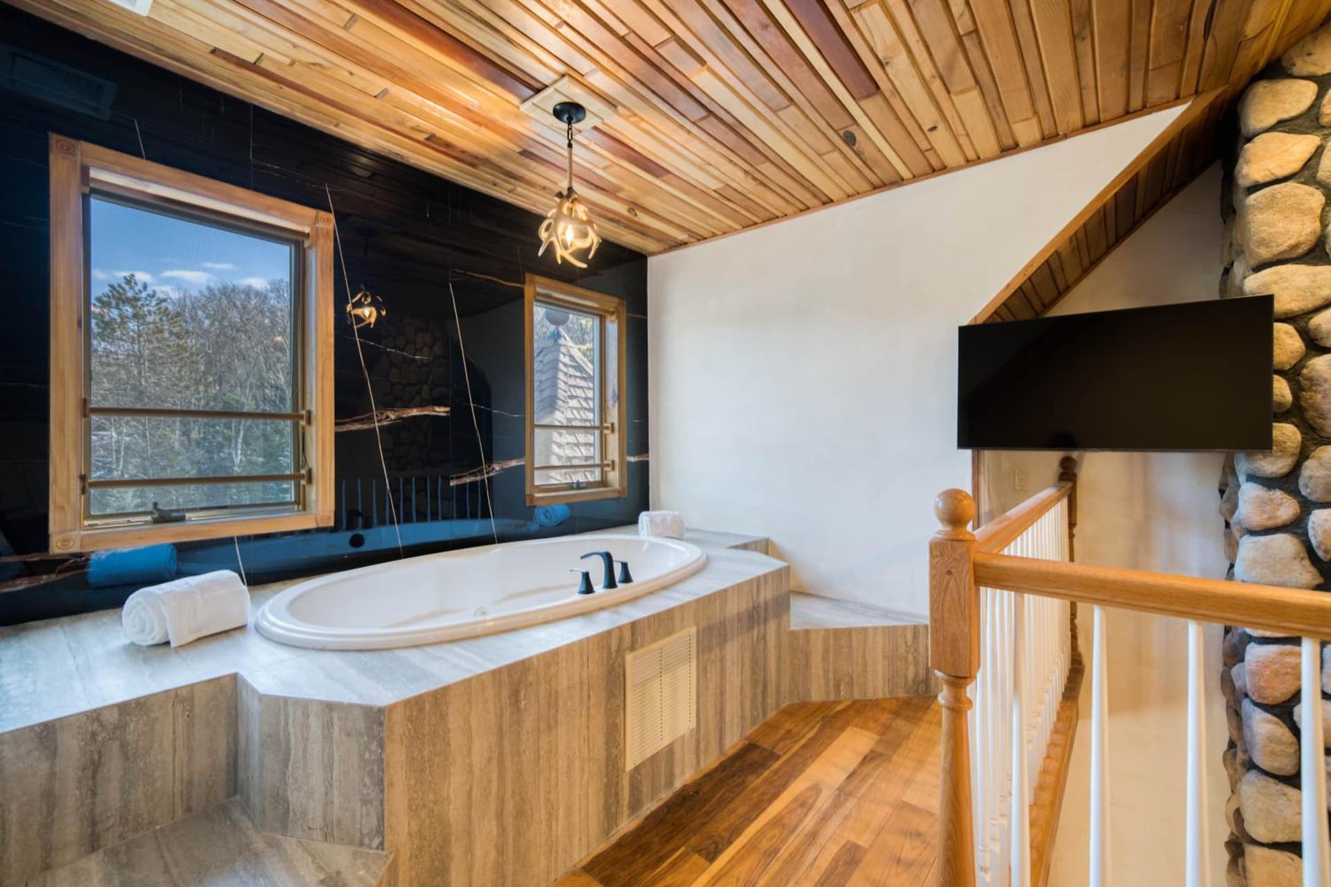 The Haüs Windham - Spacious Suites, Hot Tub, Mountain Views! gallery photo in Windham — image 65