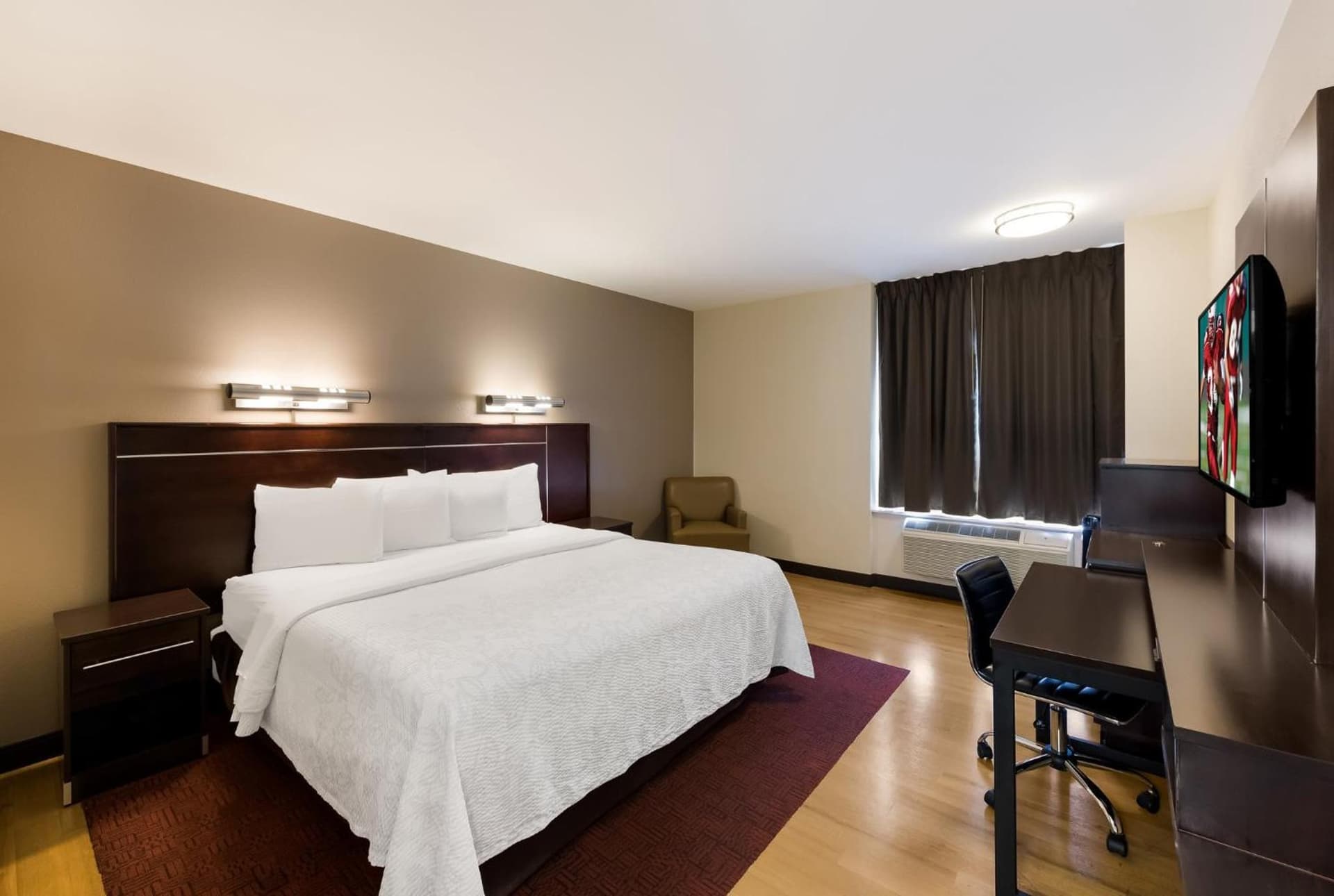 Red Roof Inn PLUS+ Columbus Downtown - Convention Center gallery photo in Columbus, OH — image 6