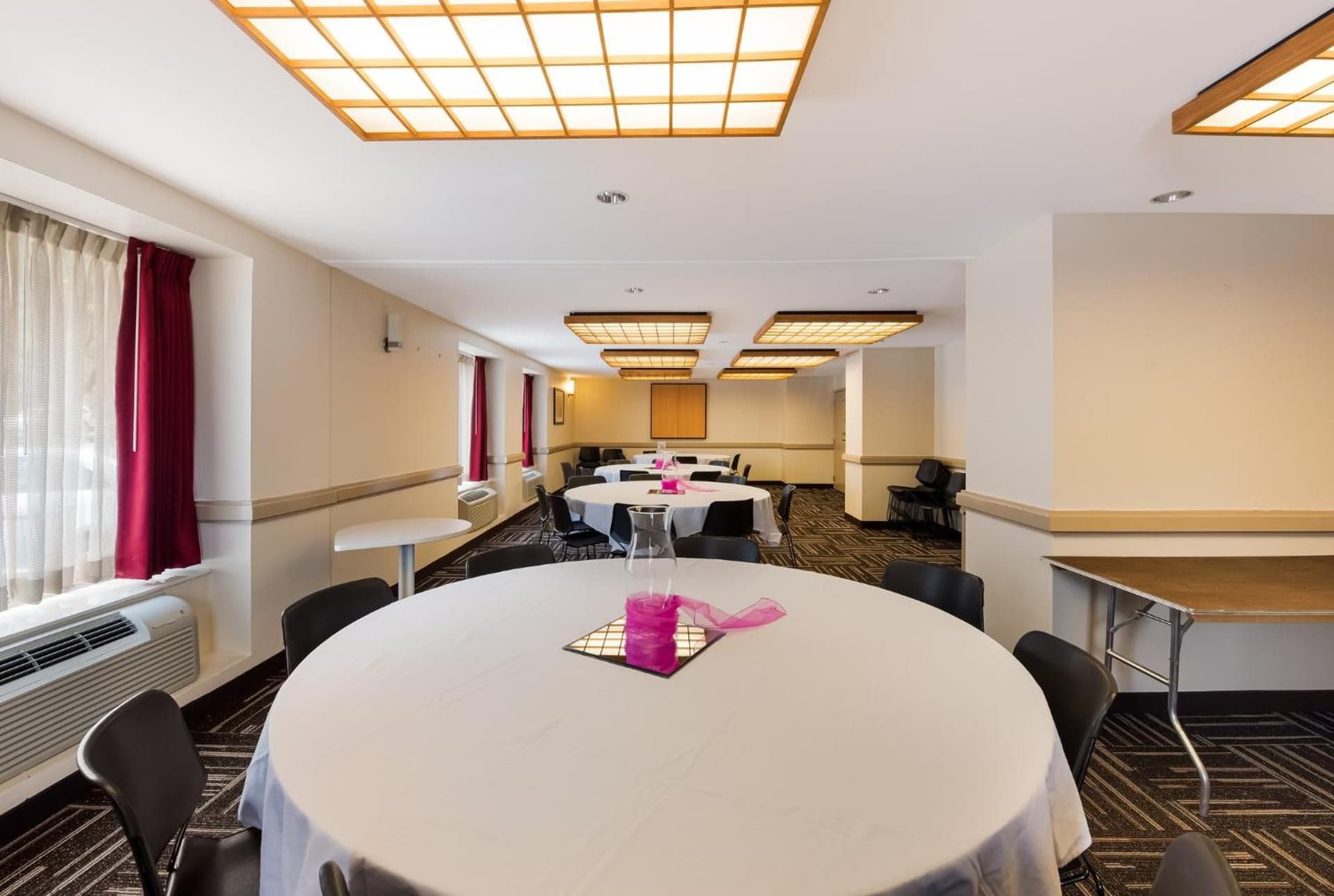 Red Roof Inn PLUS+ Columbus Downtown - Convention Center gallery photo in Columbus, OH — image 12