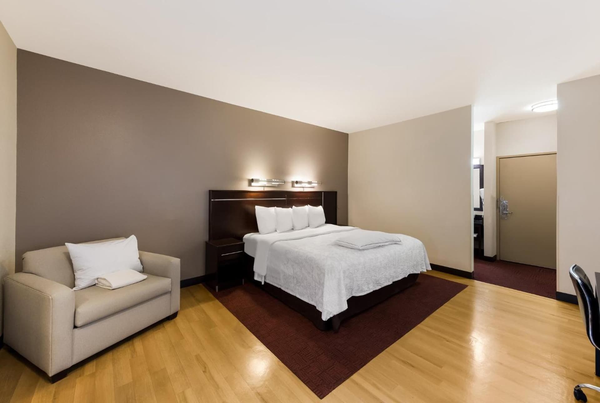 Red Roof Inn PLUS+ Columbus Downtown - Convention Center gallery photo in Columbus, OH — image 7