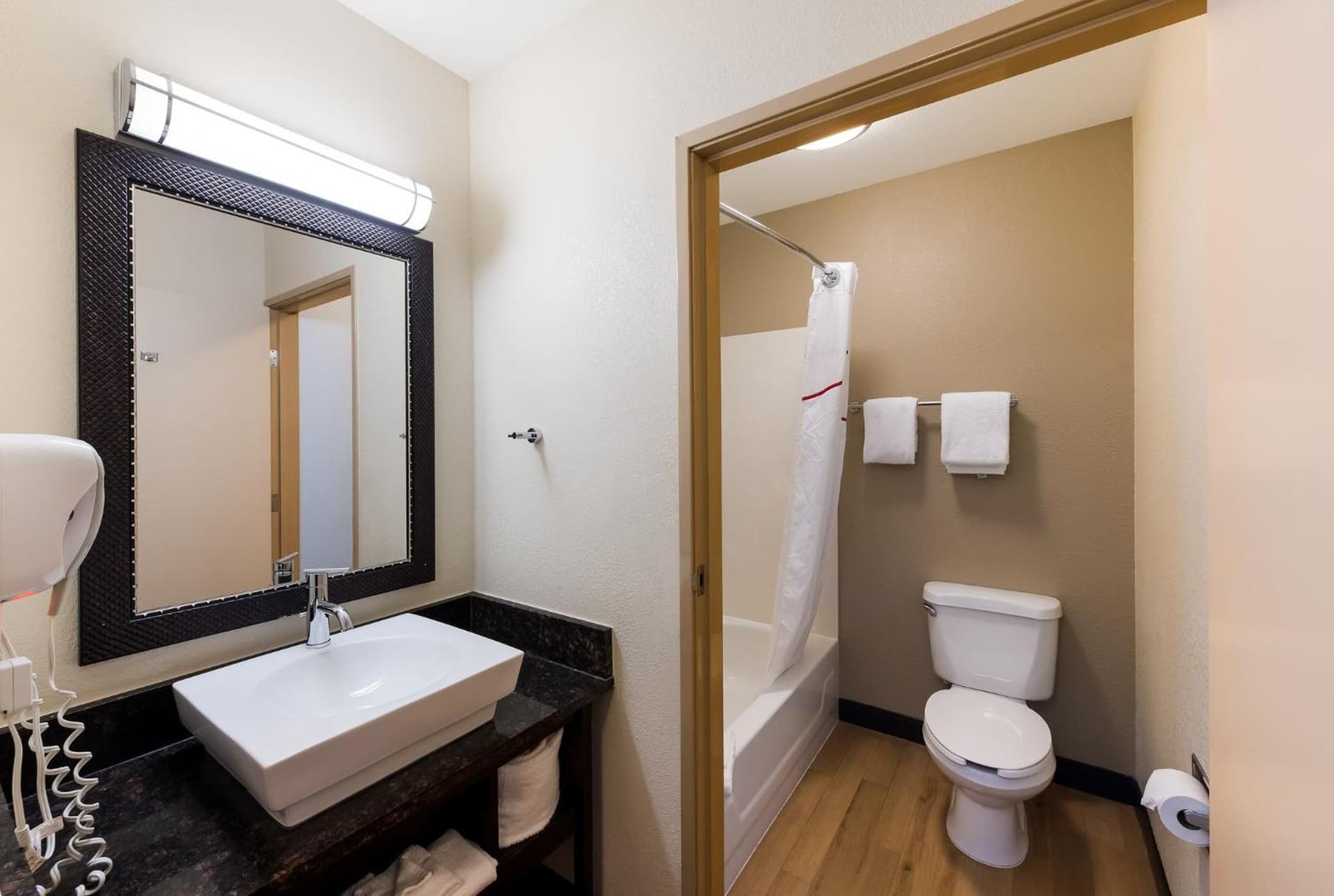 Red Roof Inn PLUS+ Columbus Downtown - Convention Center gallery photo in Columbus, OH — image 5