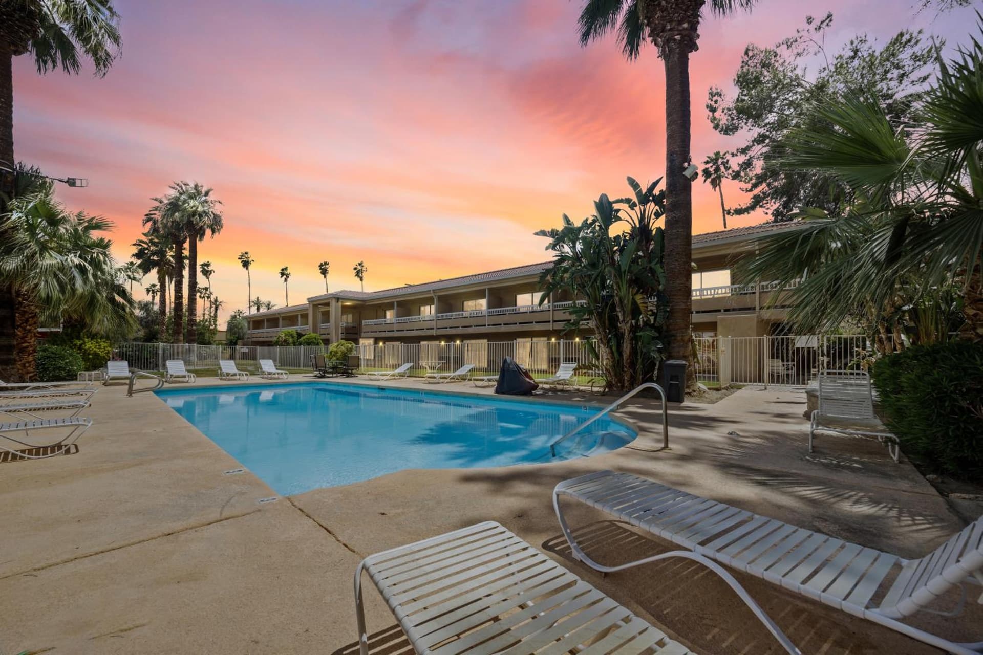 Sol Springs Inn interior in Palm Springs, CA — gallery photo 2