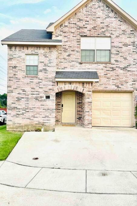 Townhouse near AT&T stadium, Six Flags & Epic Waterpark featured exterior or lobby in Grand Prairie, TX — similar hotel