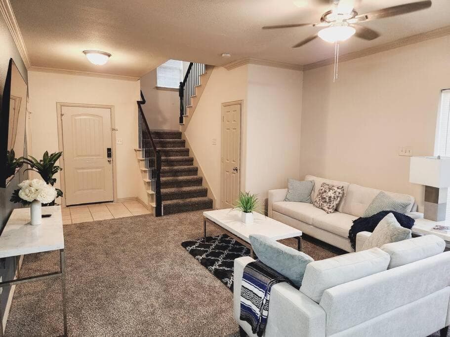 Townhouse near AT&T stadium, Six Flags & Epic Waterpark property views in Grand Prairie, TX — gallery photo 3