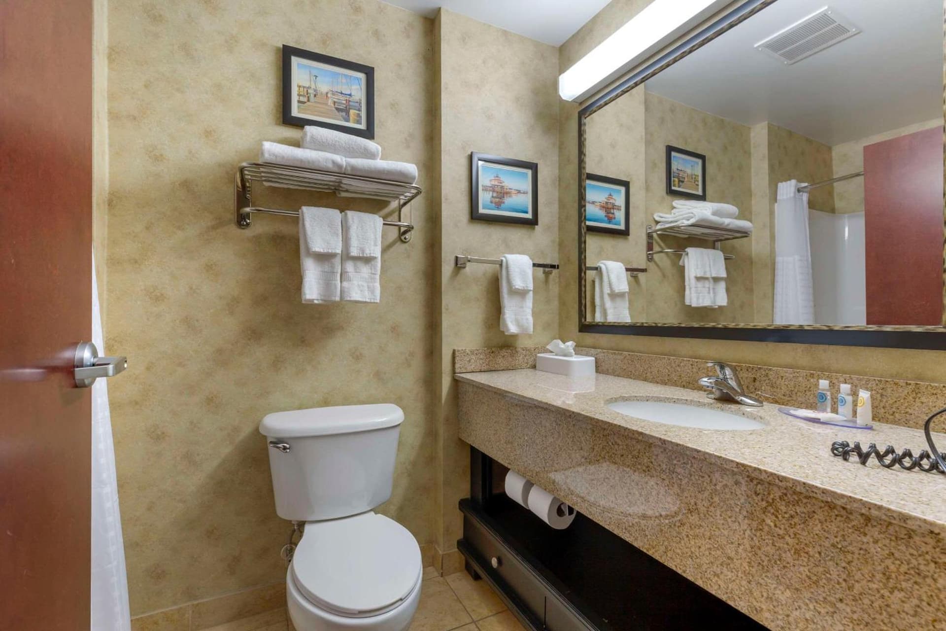 Comfort Inn & Suites Cambridge gallery photo in Cambridge, MD — image 7