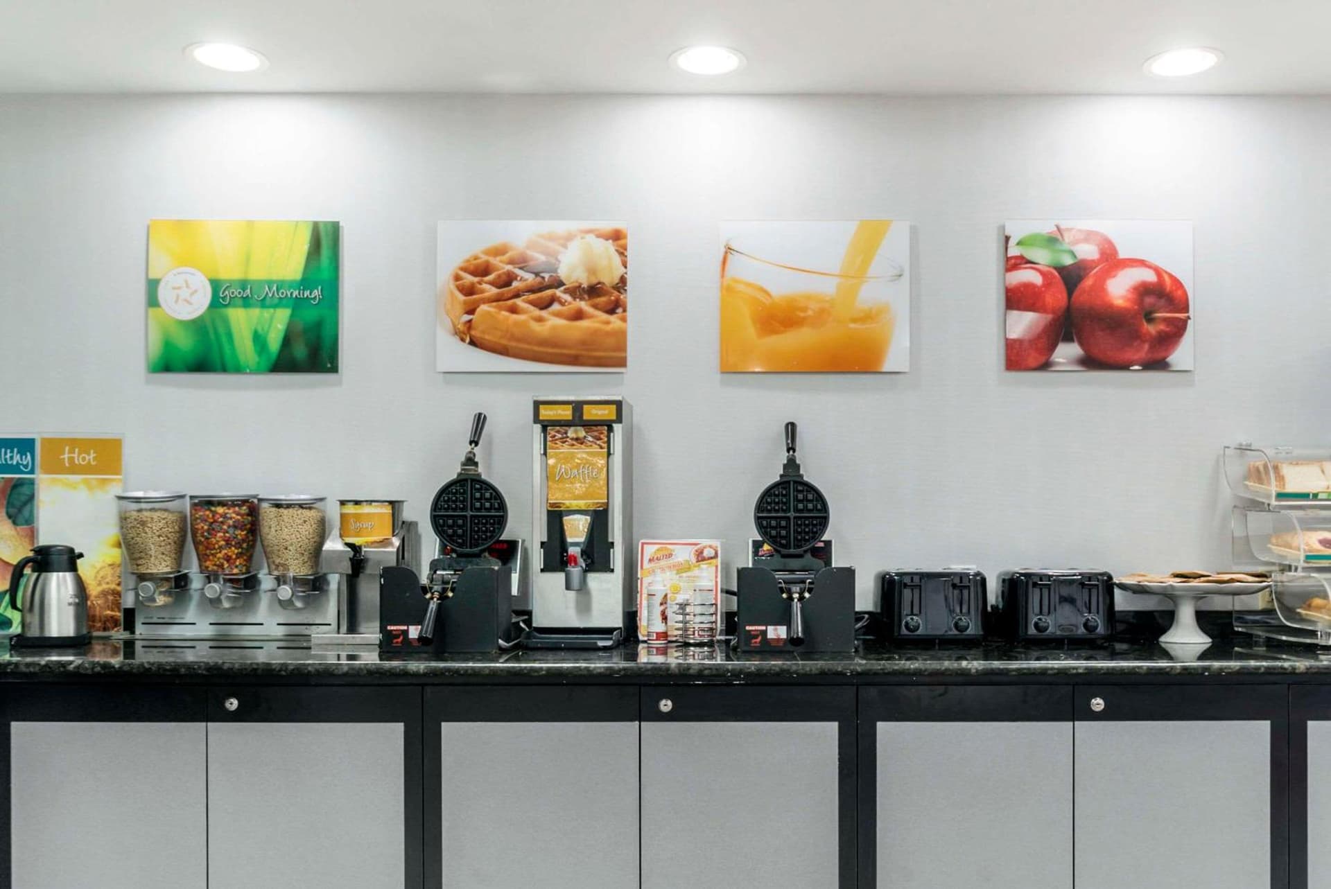 Quality Inn and Suites Livonia interior in Livonia, MI — gallery photo 2