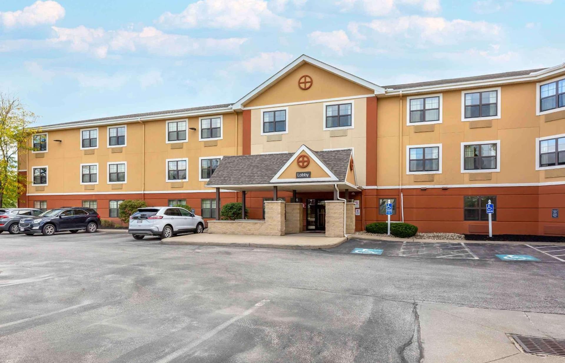 Extended Stay America Suites - Akron - Copley - East interior in Copley, OH — gallery photo 2
