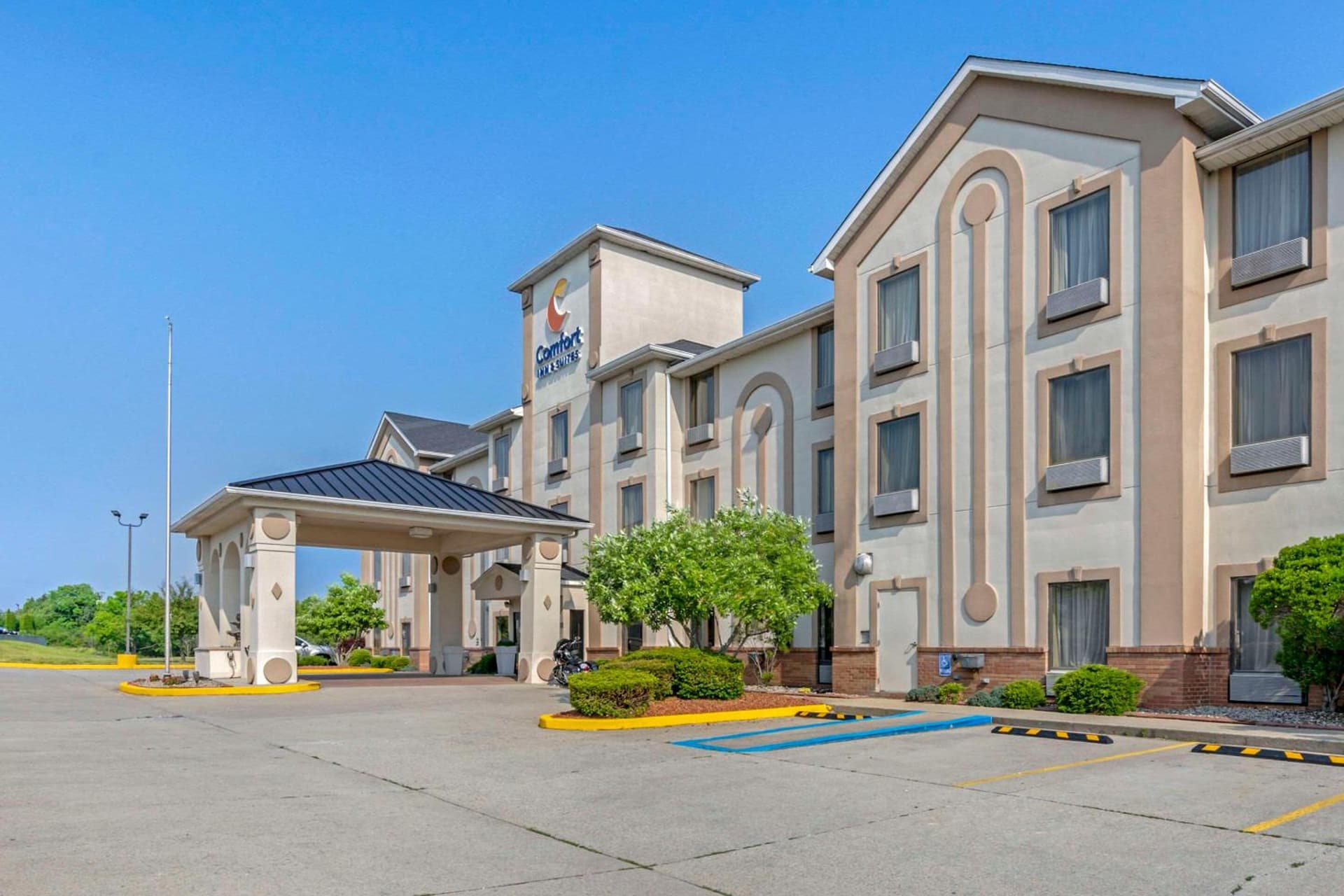 Comfort Inn & Suites La Grange - Louisville Area interior in La Grange, KY — gallery photo 2