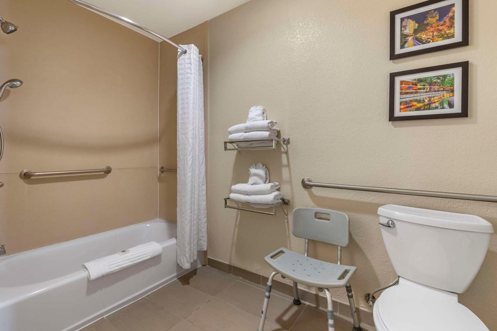 Comfort Suites Medical Center near Six Flags gallery photo in San Antonio, TX — image 4