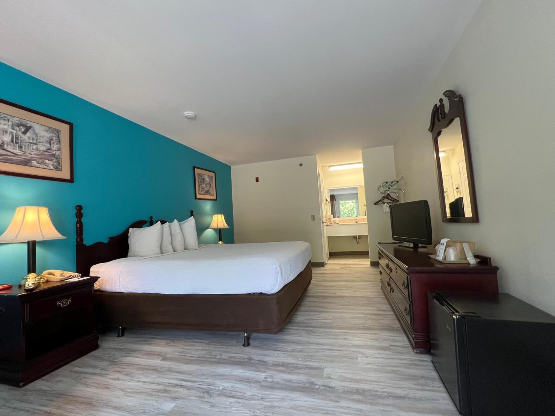 Hilltop Inn & Suites, near Foxwoods Casino gallery photo in North Stonington — image 7