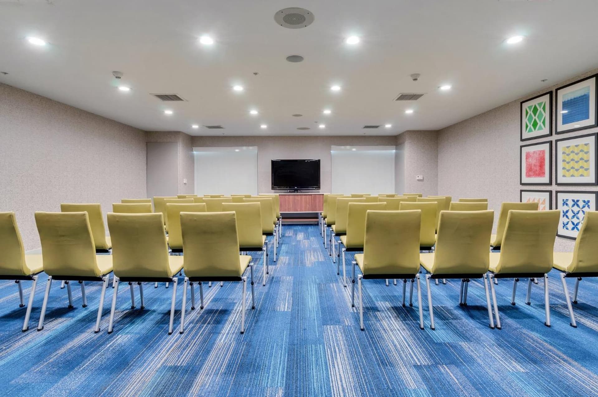 Holiday Inn Express Hotel & Suites Lake Elsinore by IHG gallery photo in Lake Elsinore, CA — image 12