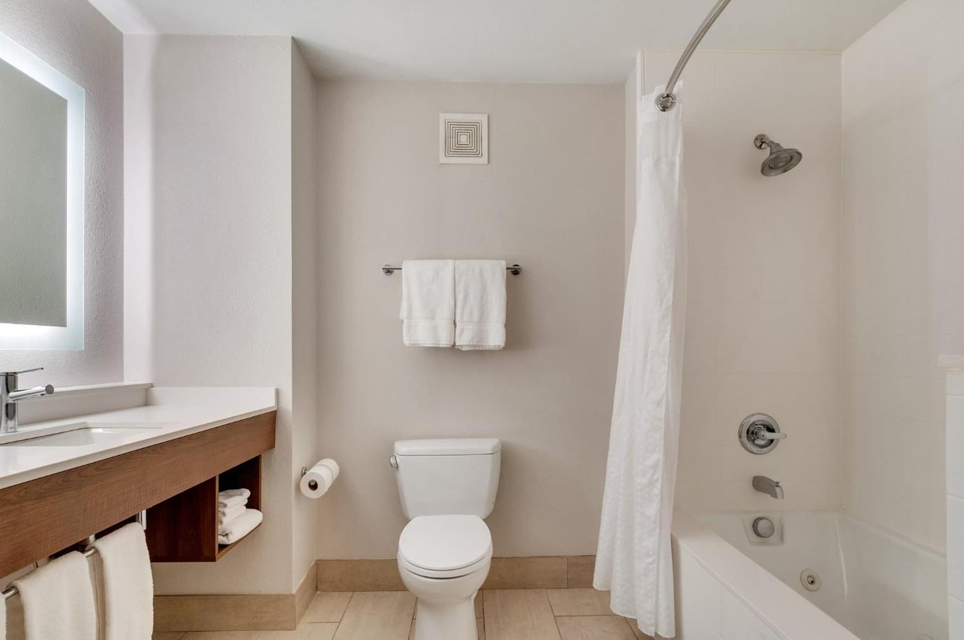 Holiday Inn Express Hotel & Suites Lake Elsinore by IHG gallery photo in Lake Elsinore, CA — image 18