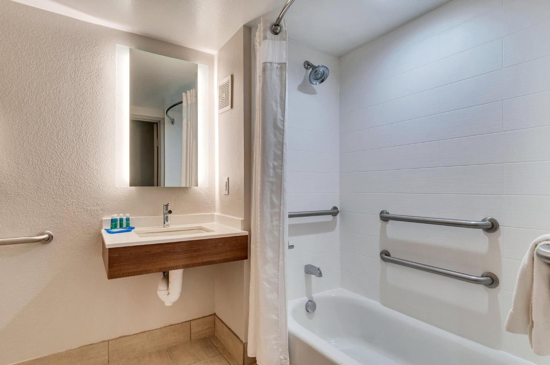 Holiday Inn Express Hotel & Suites Lake Elsinore by IHG gallery photo in Lake Elsinore, CA — image 37