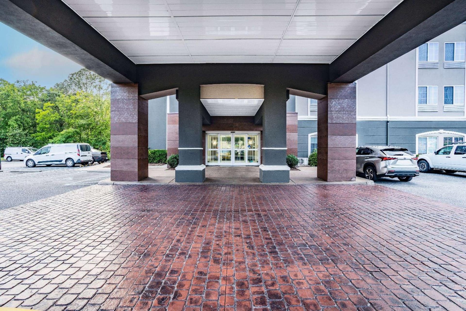 La Quinta Inn & Suites by Wyndham Norfolk interior in Norfolk, VA — gallery photo 2