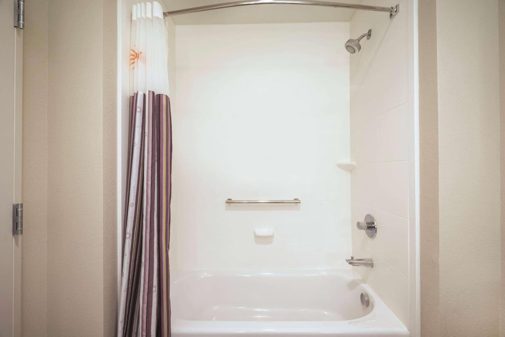 Howard Johnson by Wyndham Sacramento Downtown gallery photo in Sacramento, CA — image 29
