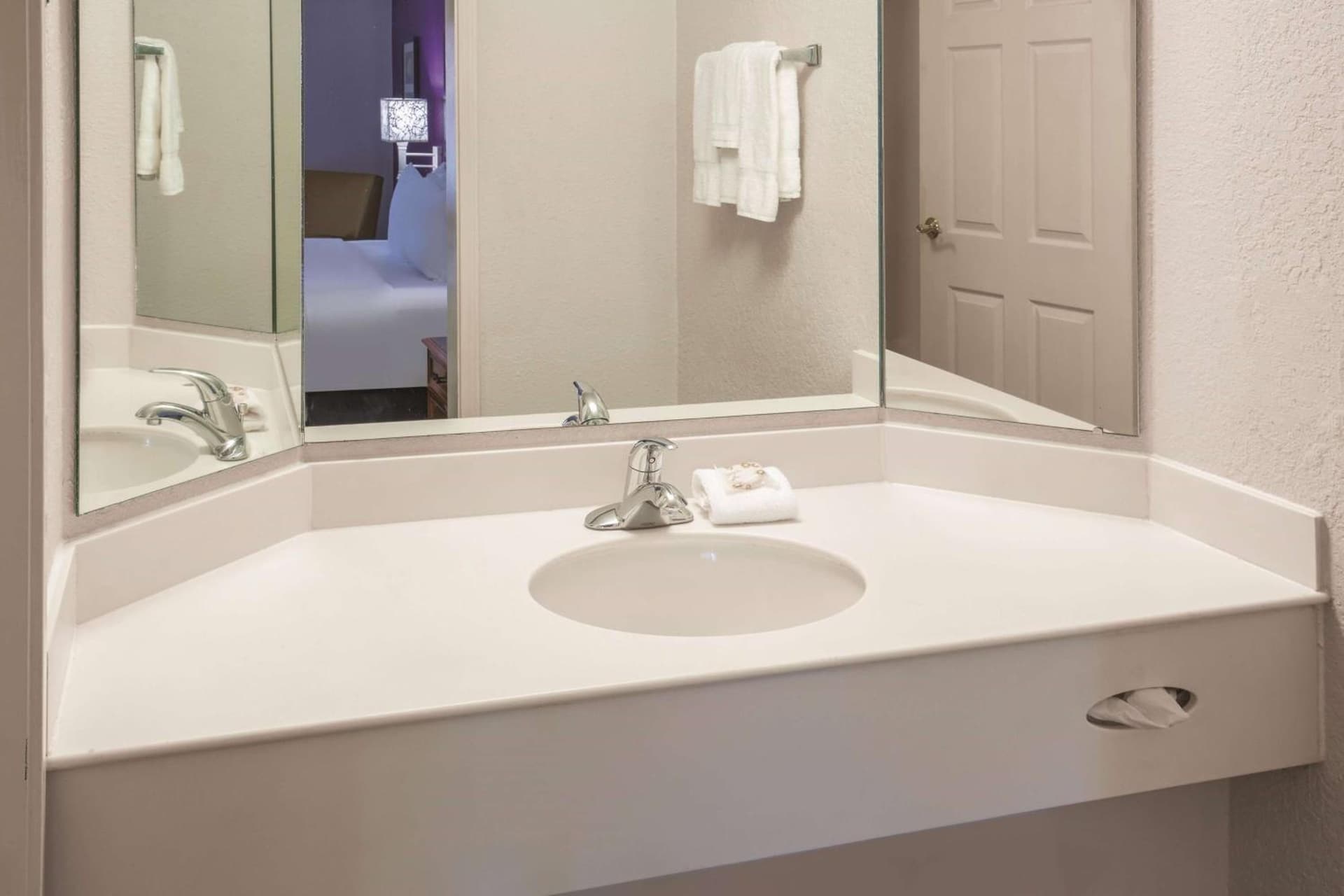 Howard Johnson by Wyndham Sacramento Downtown gallery photo in Sacramento, CA — image 14