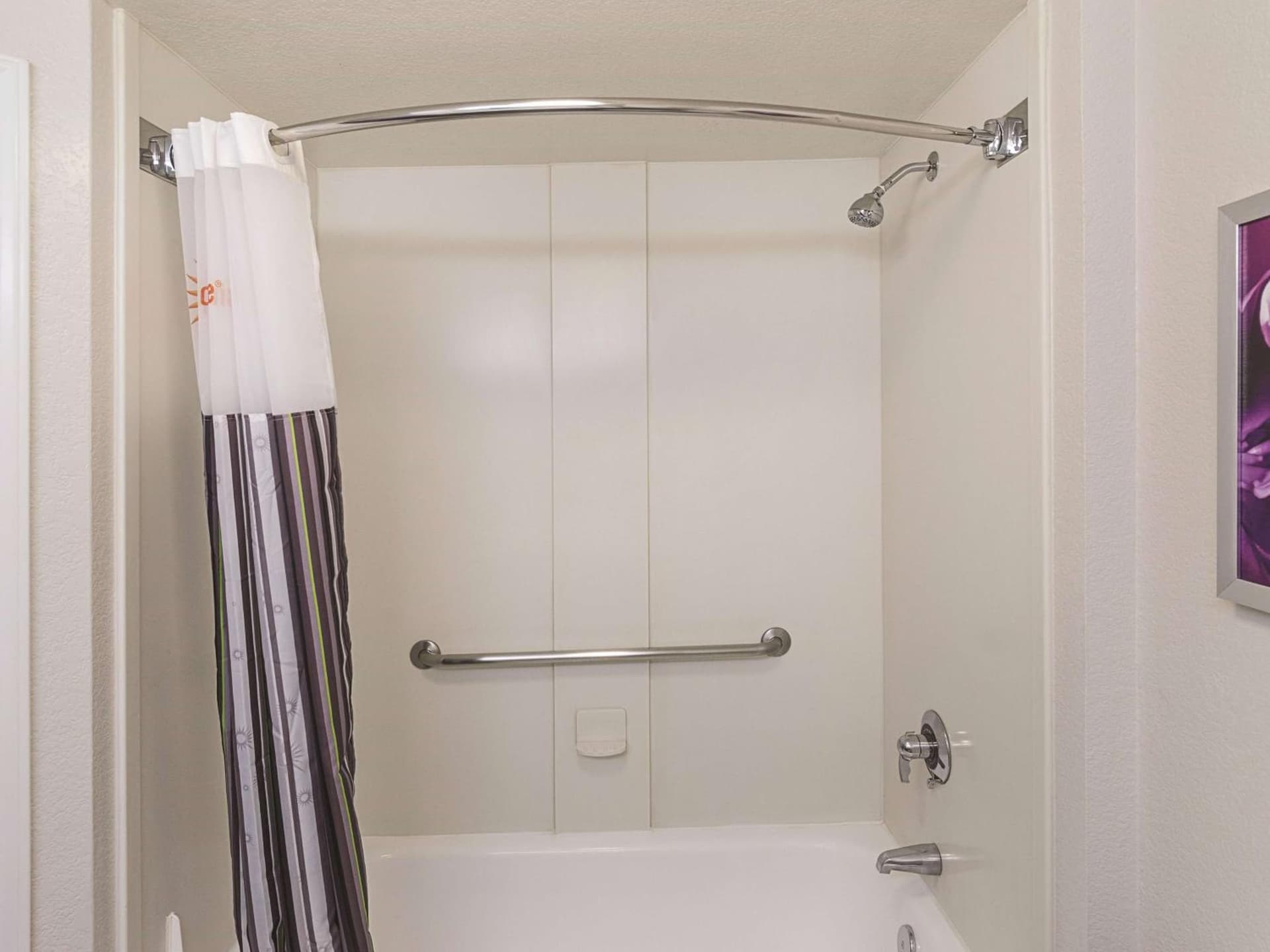 Howard Johnson by Wyndham Sacramento Downtown interior in Sacramento, CA — gallery photo 2