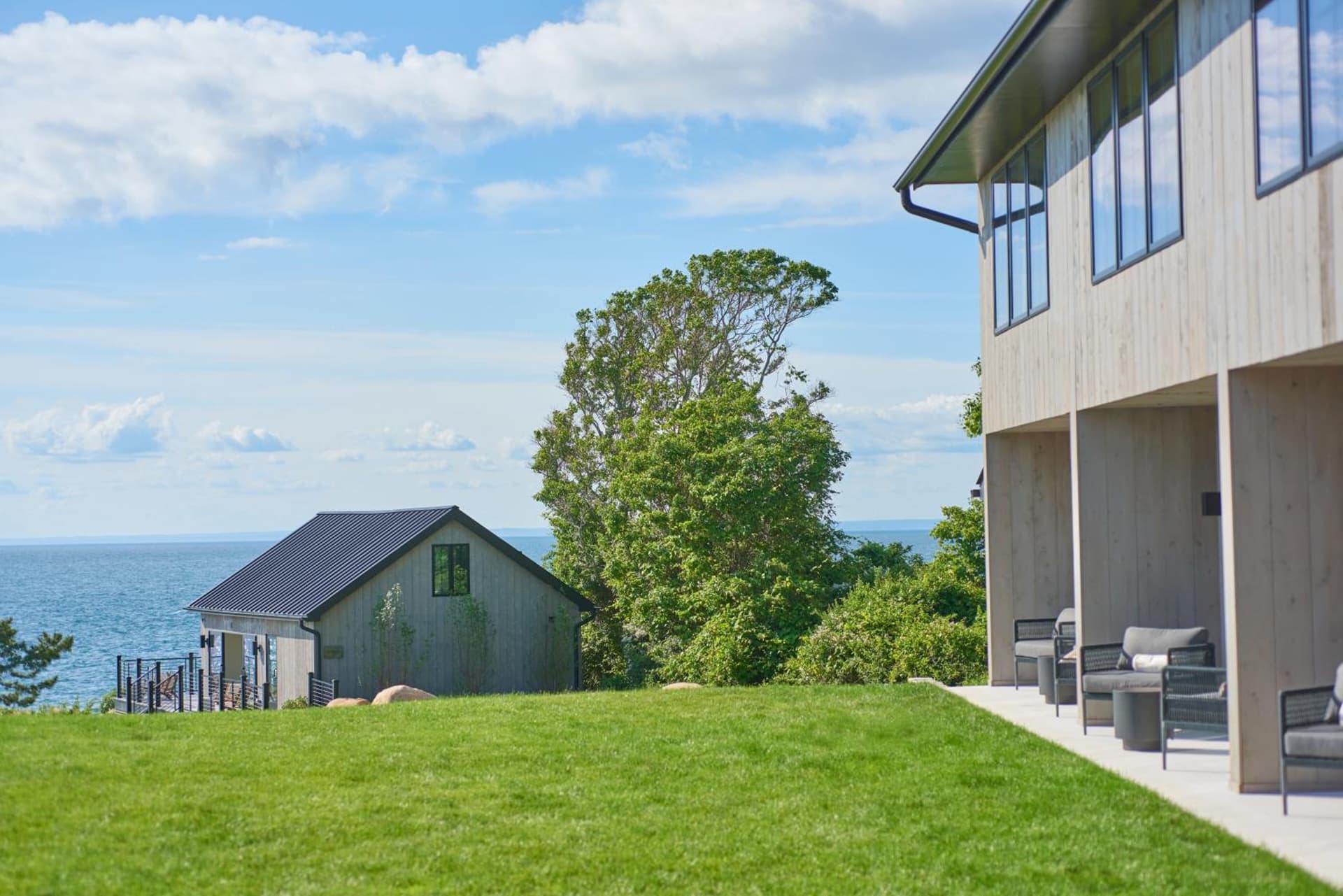Hotel Moraine featured exterior or lobby in Greenport, NY — similar hotel