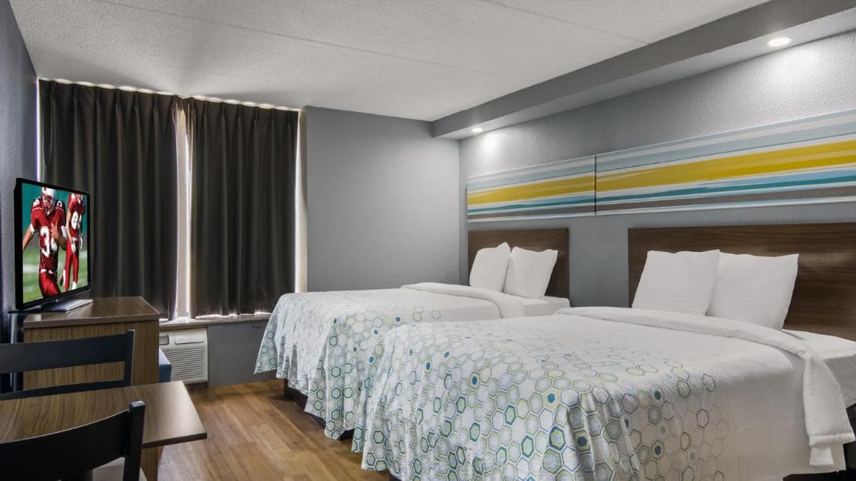 HomeTowne Studios by Red Roof and Conference Center Chicago - N Aurora Naperville gallery photo in North Aurora, IL — image 25