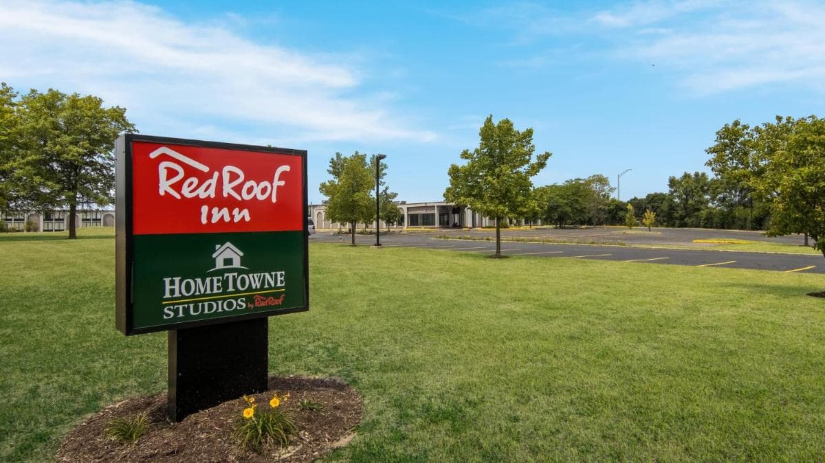 HomeTowne Studios by Red Roof and Conference Center Chicago - N Aurora Naperville property views in North Aurora, IL — gallery photo 3