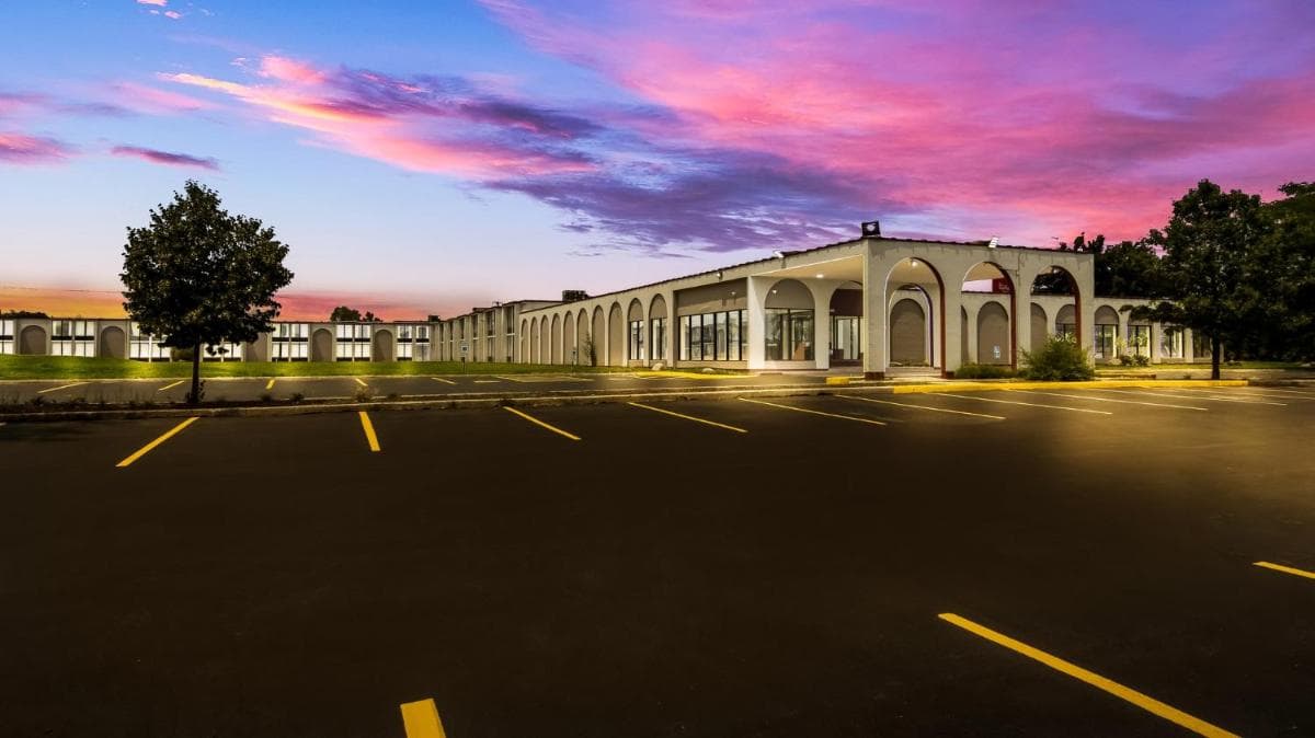 HomeTowne Studios by Red Roof and Conference Center Chicago - N Aurora Naperville gallery photo in North Aurora, IL — image 7