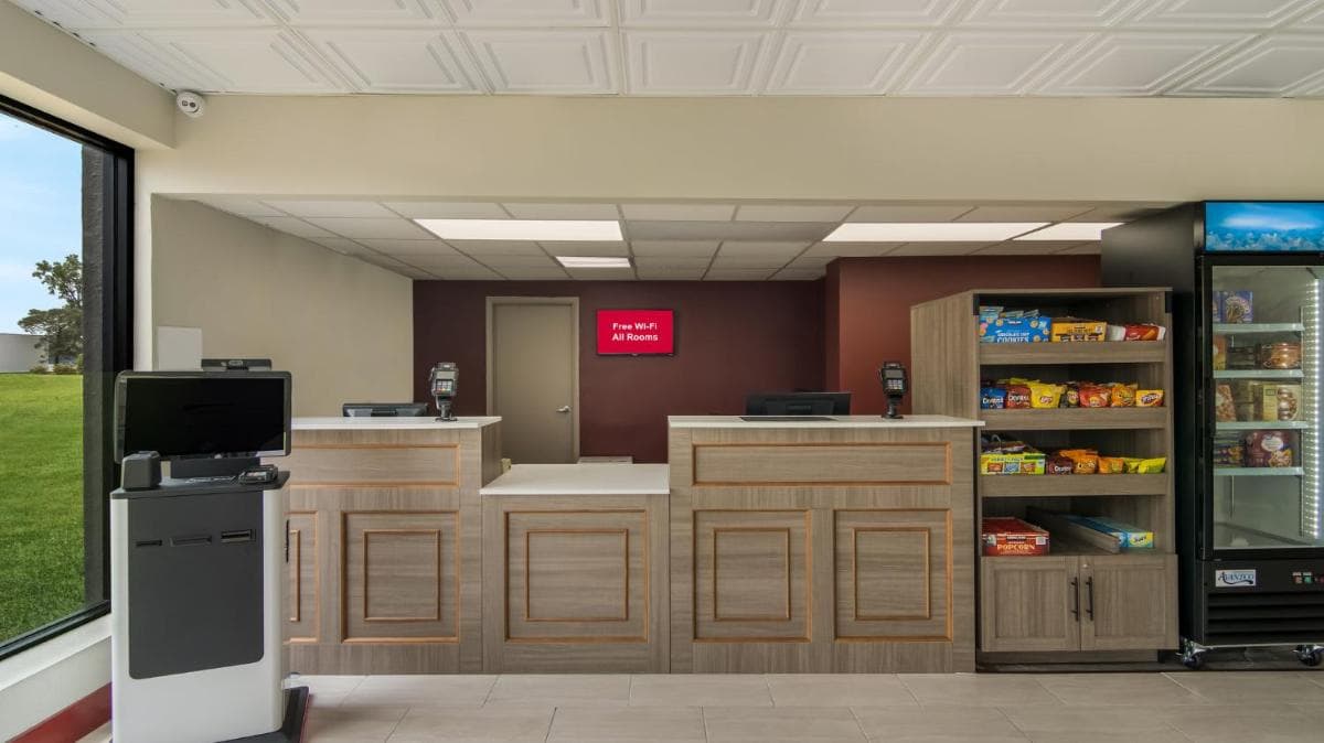 HomeTowne Studios by Red Roof and Conference Center Chicago - N Aurora Naperville gallery photo in North Aurora, IL — image 18