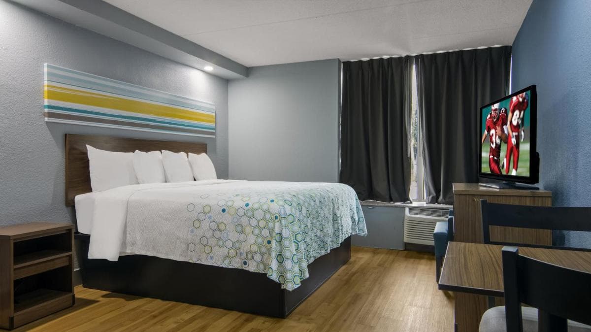 HomeTowne Studios by Red Roof and Conference Center Chicago - N Aurora Naperville gallery photo in North Aurora, IL — image 14