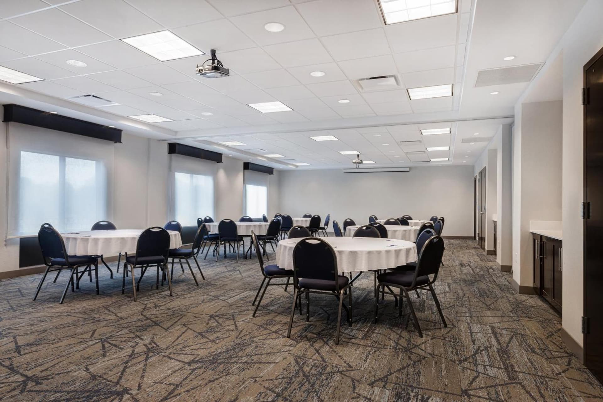 Holiday Inn Express & Suites - Kansas City KU Medical Center by IHG property views in Kansas City, MO — gallery photo 3