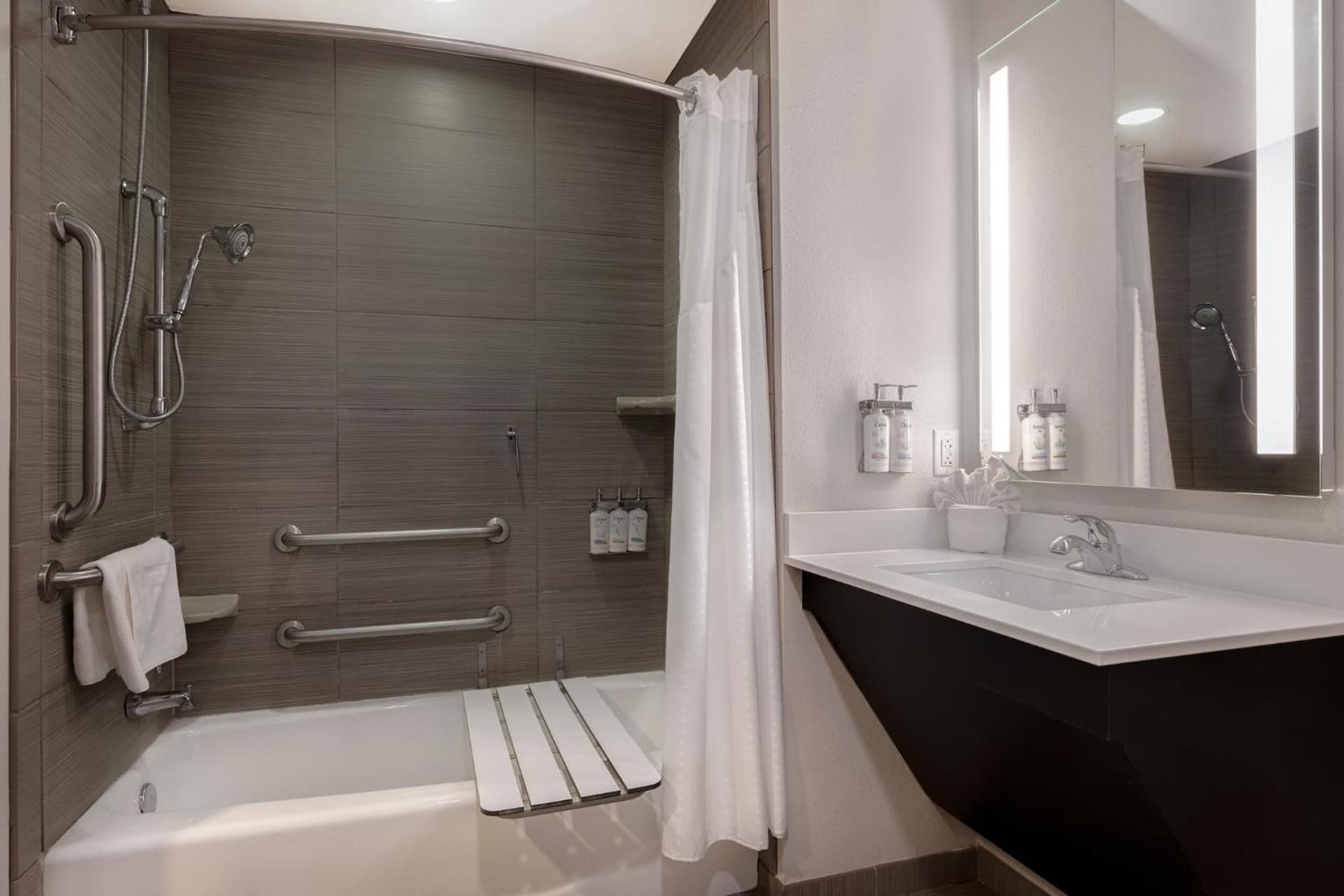 Holiday Inn Express & Suites - Kansas City KU Medical Center by IHG gallery photo in Kansas City, MO — image 7
