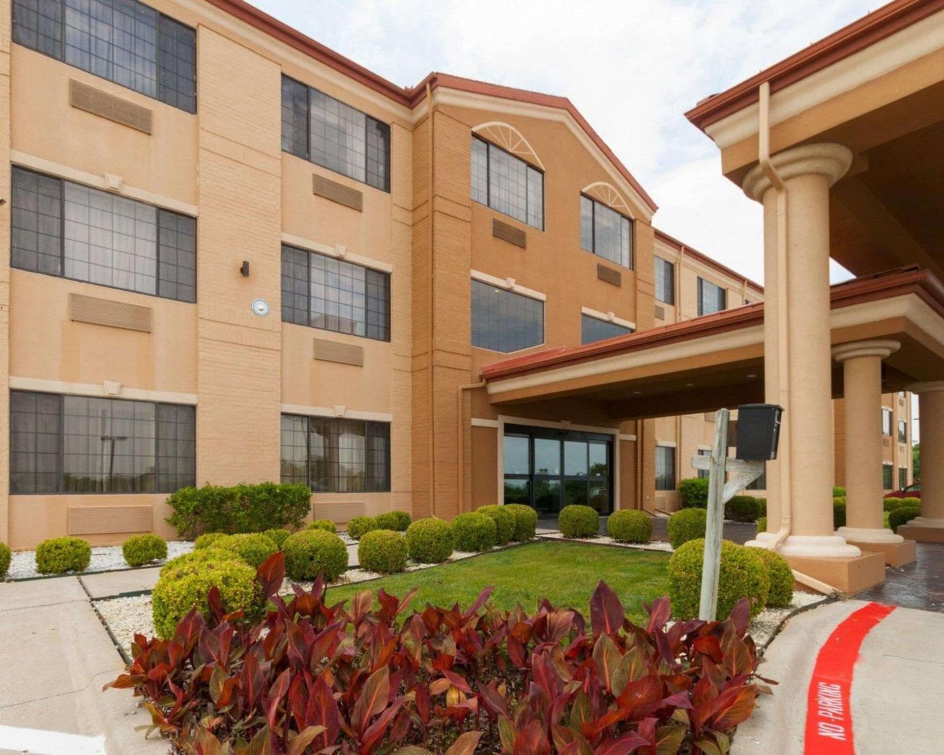 Comfort Suites Lake Ray Hubbard property views in Rowlett, TX — gallery photo 3