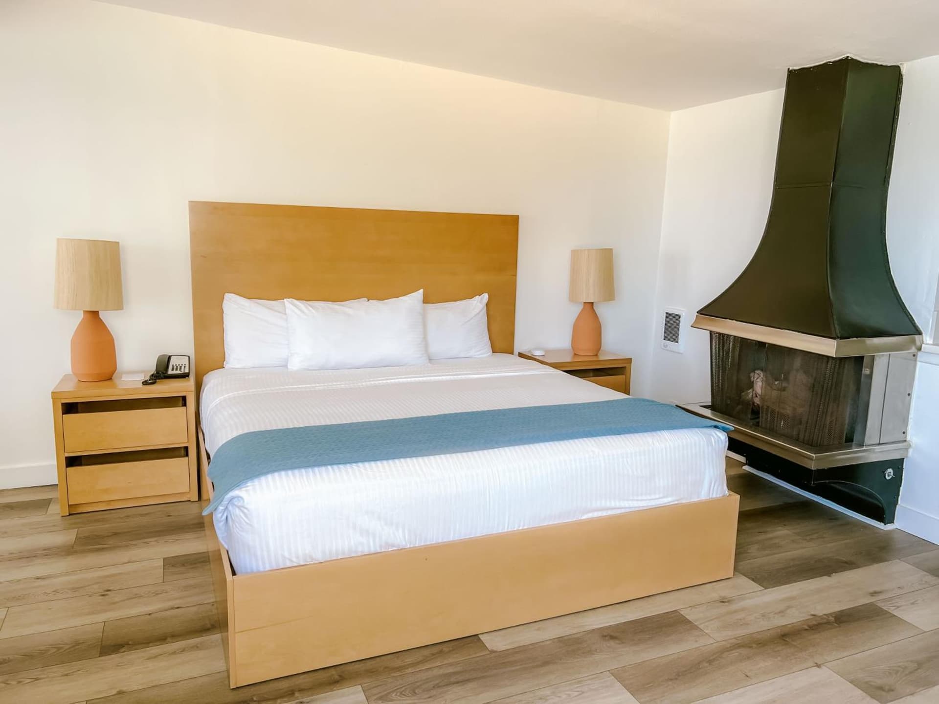 Capri Laguna on the Beach - A Boutique Hotel interior in Laguna Beach, CA — gallery photo 2