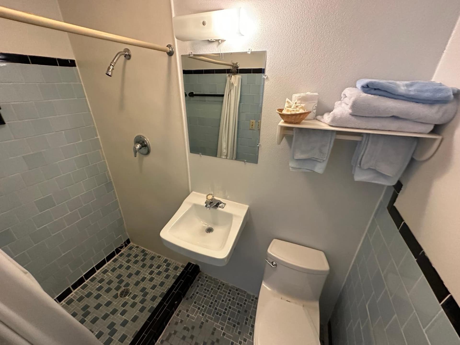 Four Oaks Lodging interior in Smithfield, NC — gallery photo 2