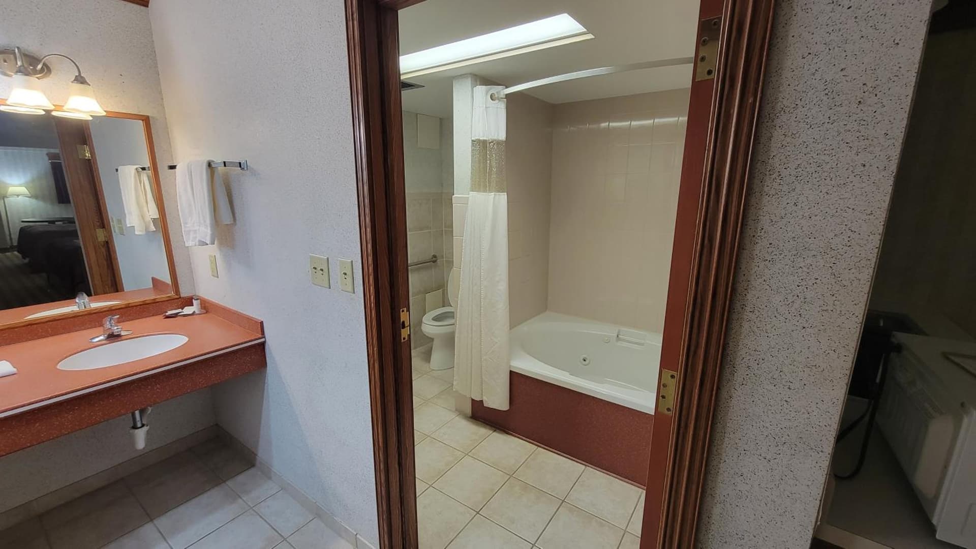 Ramada by Wyndham Saginaw Hotel & Suites gallery photo in Saginaw, MI — image 4